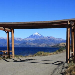 Lago Huechulafquen, al pie del volcán Lanín